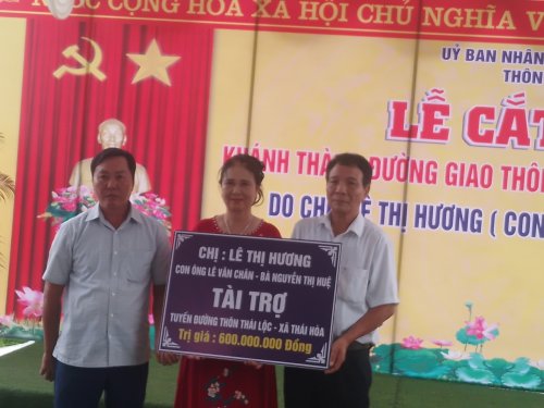 Ảnh bà huế trao 3.jpg